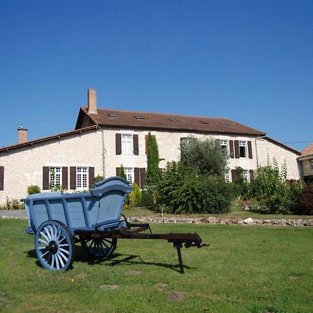 Bed and Breakfast Le Logis Des Quatre Puits Neuvicq-Montguyon Esterno foto