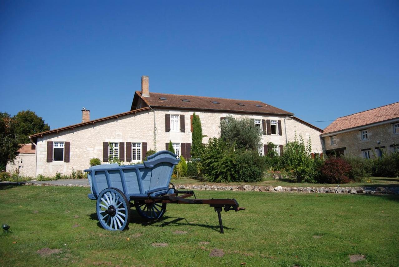 Bed and Breakfast Le Logis Des Quatre Puits Neuvicq-Montguyon Esterno foto
