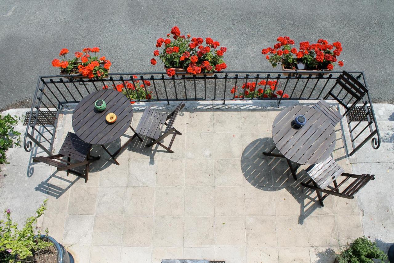 Bed and Breakfast Le Logis Des Quatre Puits Neuvicq-Montguyon Esterno foto