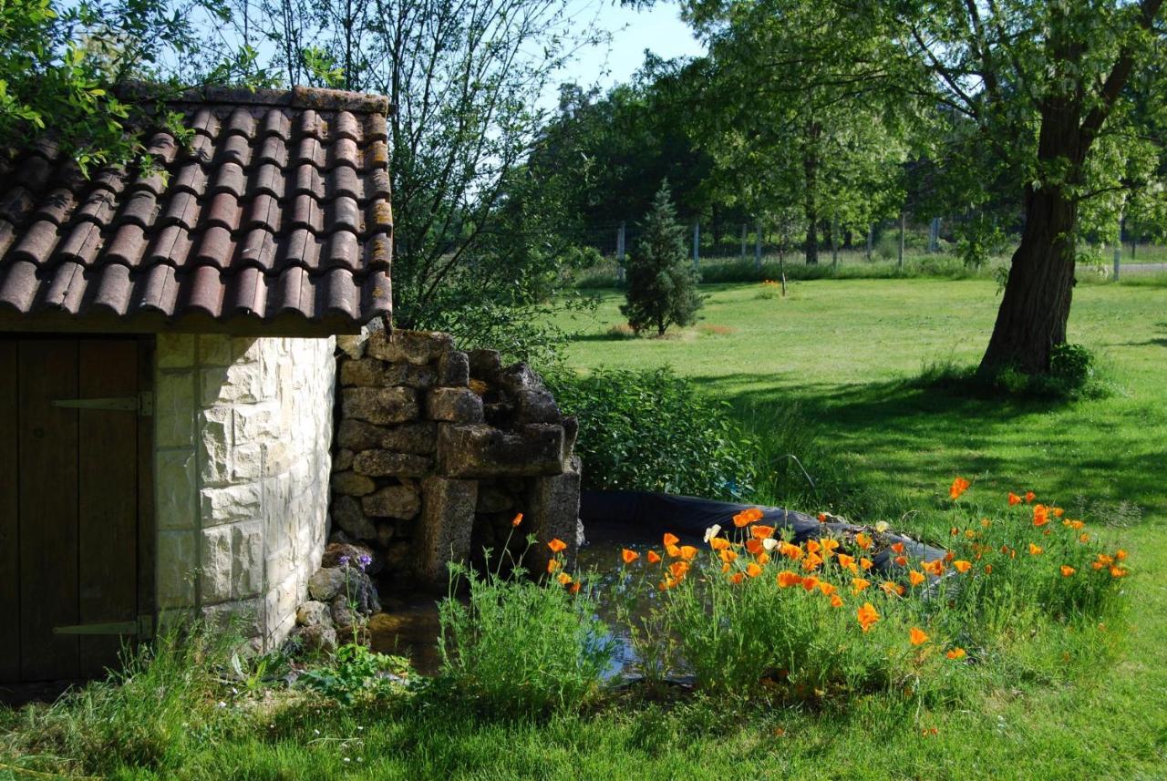 Bed and Breakfast Le Logis Des Quatre Puits Neuvicq-Montguyon Esterno foto