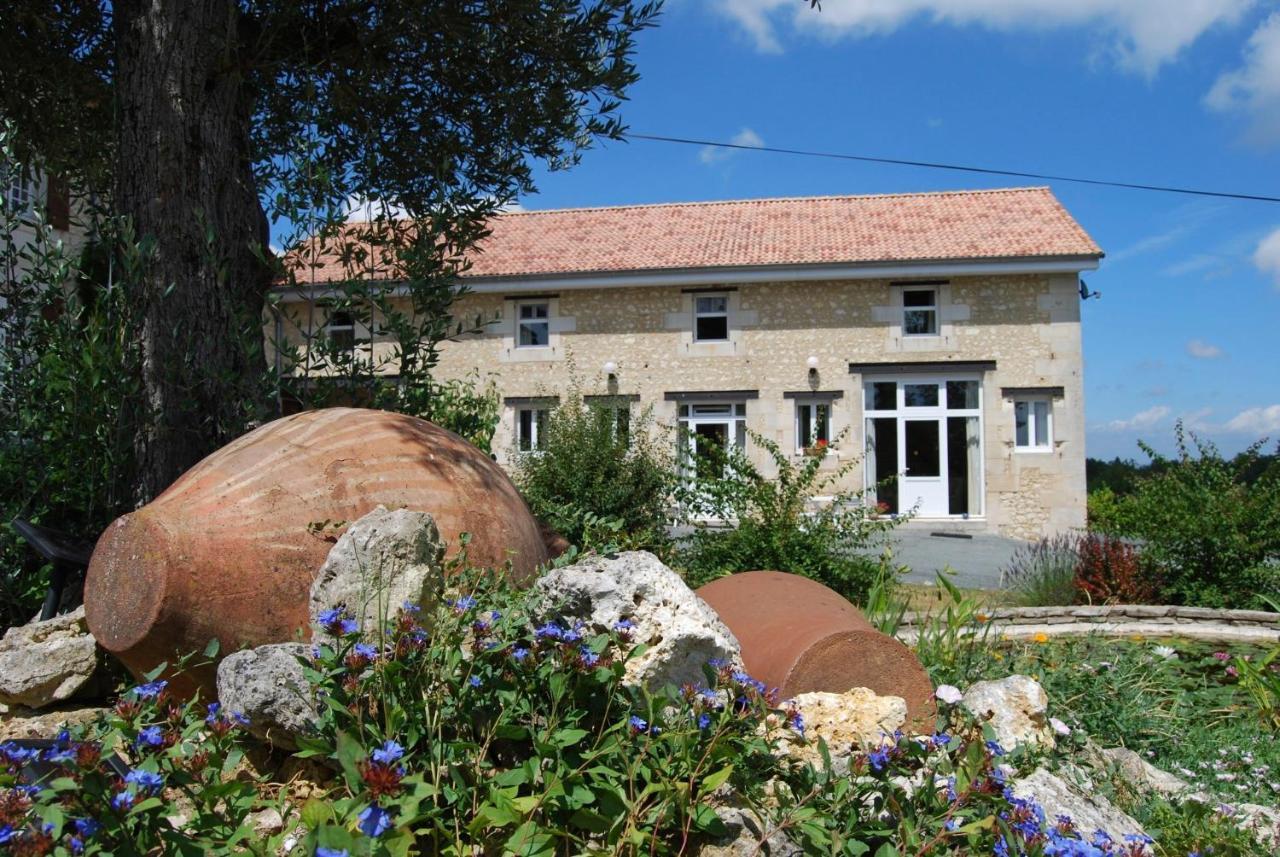 Bed and Breakfast Le Logis Des Quatre Puits Neuvicq-Montguyon Esterno foto