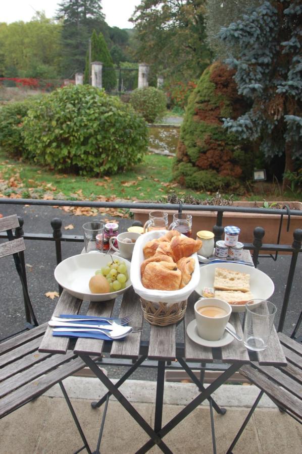 Bed and Breakfast Le Logis Des Quatre Puits Neuvicq-Montguyon Esterno foto