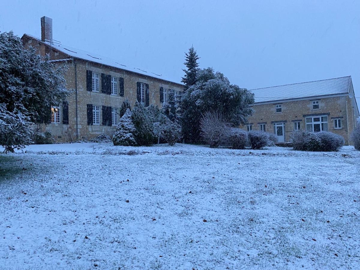 Bed and Breakfast Le Logis Des Quatre Puits Neuvicq-Montguyon Esterno foto